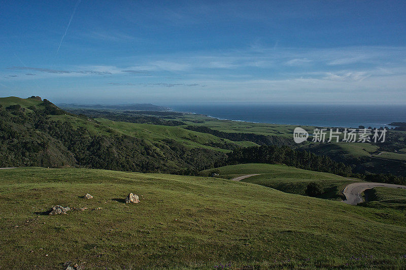 在San Simeon, CA附近起伏的山的景观